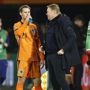 世体：德容已返回巴萨接受治疗，下周一将接受全面医疗评估